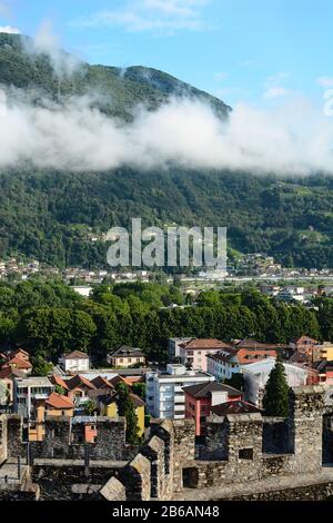 BELLINZONA-STADT, SCHWEIZ - 4. JULI 2014: Die Stadt Bellinzona-Stadt, die über den Stadtmauern von Castegrande zu sehen ist. Stockfoto