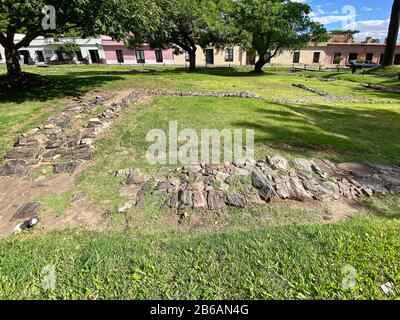 Steinreste, alte portugiesische Gebäude, Grasplatz, Barrio Historico, UNESCO, Südamerika, Colonia del Sacramento; Uruguay; Sommer Stockfoto