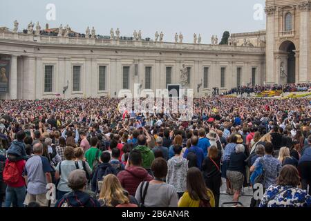 Vatikanstadt / Rom / Italien - 21. April 2019: Menschenmenge jubelt bei der Ostermesse auf dem Petersplatz um Papst Franziskus. Stockfoto