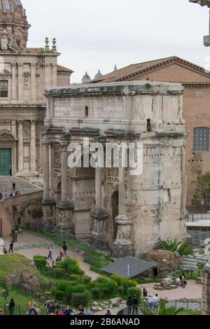 ROM/Italien - 21. April 2019: Bogen im Forum Romanum mit Touristen. Stockfoto