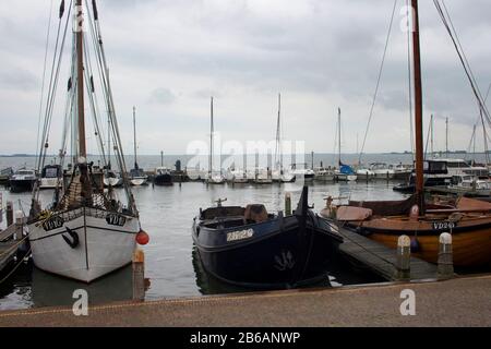 Blick auf die alten, traditionellen Holzboote in Volendam. Es ist eine niederländische Stadt, im Nordosten von Amsterdam. Es ist für seine bunten Holzhäuser und die Alten f bekannt Stockfoto