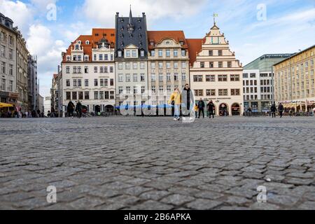 Leipzig, Deutschland, 03-09-2020 Nordseite des Marktes mit der alten Waage und anderen historischen Gebäuden Stockfoto