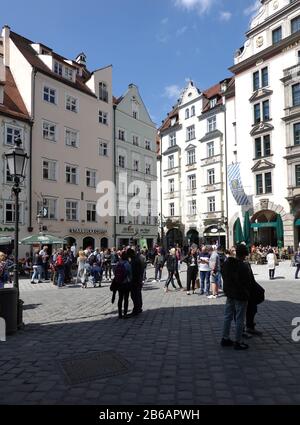 München. Bayern / Deutschland - 1. Mai 2019: Platzlplatz in der Altstadt in München mit Steinpflaster-Fußgängerzone am sonnigen Tag Stockfoto