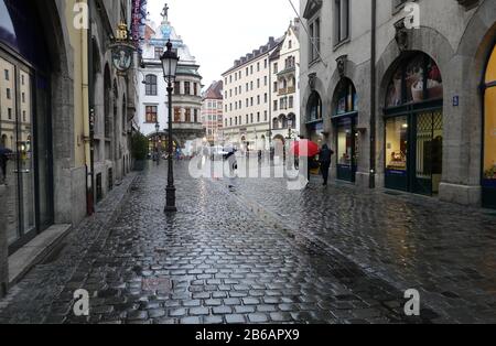 München. Bayern / Deutschland - 29 April 2019: Wahrzeichen von München Hofbräuhaus Bier Restaurant und Hard Rock Café am Platzl Platz an bewölkten Frühling sogar Stockfoto