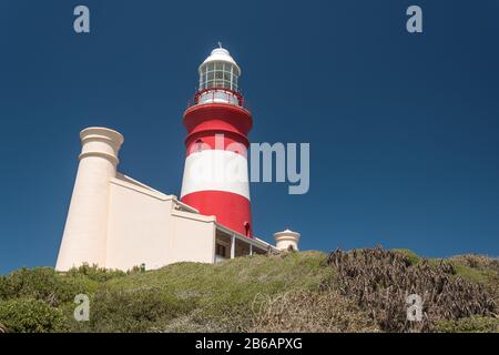 Cape Agulhas Lighthouse am Südlichsten Zipfel Afrikas, einem Punkt entlang der Garden Route in Südafrika Stockfoto