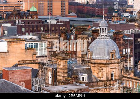 Ein Blick auf das Dach der gemischten Architektur alter und neuer Gebäude in der Stadt Glasgow im Abendlicht, Schottland Stockfoto