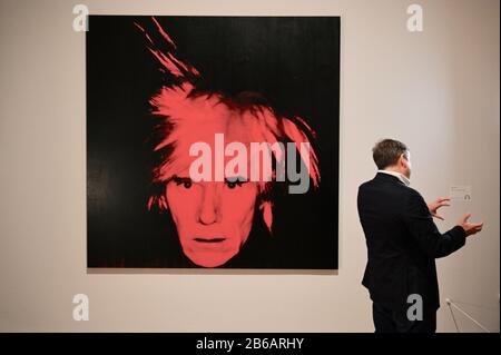 Selbstporträt 1986. Andy Warhol Ausstellung. Präsentiert in den Eyal Ofer Galleries. Vom 12. März bis zum 06. September 2020, Tate Modern, London. GROSSBRITANNIEN Stockfoto