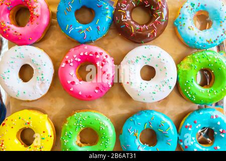 Verschiedene gebackene Donuts, süße Speisen, Auf dem Tablett Stockfoto