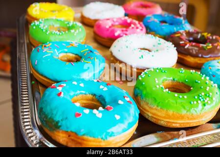 Verschiedene gebackene Donuts, süße Speisen, Auf dem Tablett Stockfoto