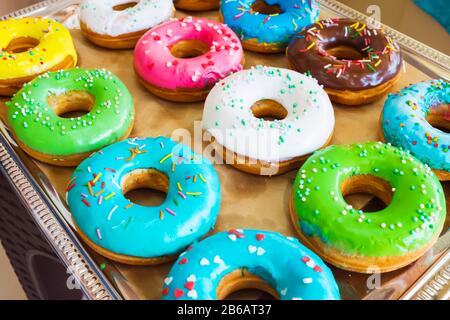 Verschiedene gebackene Donuts, süße Speisen, Auf dem Tablett Stockfoto