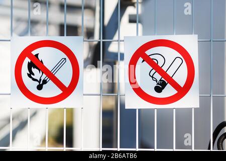 Am Zaun eines Industriebetrieben Ist ein Schild Mit Brennbaren Flüssigkeiten zu tragen. Schilder am Tor dürfen nicht rauchen, offenes Feuer ist verboten Stockfoto