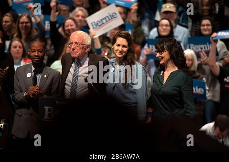 Saint Louis, MO, USA - 9. März 2020: Senator Bernie Sanders mit Anhängern bei der Bernie 2020 Rallye in der Innenstadt von Saint Louis. Stockfoto