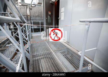 Verbot der Durchfahrt. Das Zeichen der Passage ist verboten, es gibt keinen Eintrag, keinen Eintrag. Geschlossener Durchgang zu Industrie- und Industriebetrieben Stockfoto