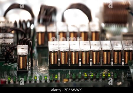 Nahaufnahme von Kanälen und Durchgängen auf einem Mikrokreis, der in einer Fabrik für elektrische Geräte angeschlossen ist. Das Konzept der bewährten modernen Ausstattung Stockfoto