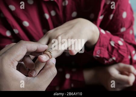 Diamanthochzeit Ring in der Hand, Nahaufnahme Stockfoto