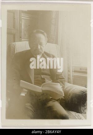 Andries Bonger im Sessel, ein Buch lesen Andries Bonger im Sessel, ein Buch liest Objektart: Bild Artikelnummer: RP-F 00-1427 Hersteller: Fotograf: Anonym Datum: 1910 - 1930 Physikalische Merkmale: Papierkarton Material: Papierpapier Pappe Technik: Gelatine Silber Druckabmessungen: Foto: H 109 mm × b 81 mm Betreff: Lesen von Namen von Städten und Dörfern anderer Wohnungstyp historische Person (Bonger, Andries) - historische Person (Bonger, Andries) Allein Dargestellt wo: Amsterdamwie: Andries Bonger Stockfoto