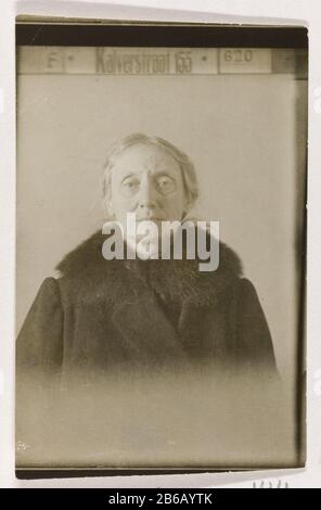 Anne ML van der Linden, erste Frau von Andries Bonger Anne M. L. van der Linden, erste Frau von Andries Bonger Objektart: Fotos Artikelnummer: RP-F 00-1438 Hersteller: Fotograf: Anonymous Datum: 1920 - 1931 Physikalische Merkmale: Papierkartonmaterial: Papierkartontechnik: Gelatine Silber Druckabmessungen: Foto: H 78 mm × W 50 mm Betreff: Historische Person (ML Anne van der Linde) - historische Person (ML Anne van der Linde) Porträtierte alonewie: Anne Marie Louise van der Linden Stockfoto