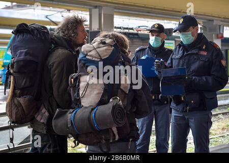 Turin, Italien. März 2020. Turin, ITALIEN - 09. März 2020: Polizeibeamte überprüfen Passagiere, die vom Turiner Bahnhof Porta Nuova abfahren. Die italienische Regierung verhängte im Rahmen von Maßnahmen zur Einsperrung der Ausbreitung des Coronavirus COVID-19-Ausbruchs in Italien einen virtuellen Sperrstopp für den Norden des Landes. (Foto von Nicolò Campo/Sipa USA) Credit: SIPA USA/Alamy Live News Stockfoto