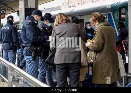 Turin, Italien. März 2020. Turin, ITALIEN - 09. März 2020: Polizeibeamte überprüfen Passagiere, die vom Turiner Bahnhof Porta Nuova abfahren. Die italienische Regierung verhängte im Rahmen von Maßnahmen zur Einsperrung der Ausbreitung des Coronavirus COVID-19-Ausbruchs in Italien einen virtuellen Sperrstopp für den Norden des Landes. (Foto von Nicolò Campo/Sipa USA) Credit: SIPA USA/Alamy Live News Stockfoto