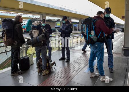 Turin, Italien. März 2020. Turin, ITALIEN - 09. März 2020: Polizeibeamte überprüfen Passagiere, die vom Turiner Bahnhof Porta Nuova abfahren. Die italienische Regierung verhängte im Rahmen von Maßnahmen zur Einsperrung der Ausbreitung des Coronavirus COVID-19-Ausbruchs in Italien einen virtuellen Sperrstopp für den Norden des Landes. (Foto von Nicolò Campo/Sipa USA) Credit: SIPA USA/Alamy Live News Stockfoto