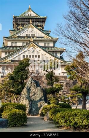 Der Hauptturm der Burg Osaka, ursprünglich Ozakajo genannt, ist eine der berühmtesten Burgen Japans Stockfoto