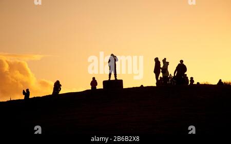 Calton Hill Edinburgh, Schottland, Großbritannien. März 2020. Kühler Sonnenuntergang für Touristen auf dem Calton Hill, Edinburgh, Schottland. Trocken und luftig bei 8 Grad Celsius. Stockfoto