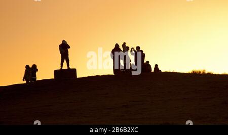 Calton Hill Edinburgh, Schottland, Großbritannien. März 2020. Kühler Sonnenuntergang für Touristen auf dem Calton Hill, Edinburgh, Schottland. Trocken und luftig bei 8 Grad Celsius. Stockfoto