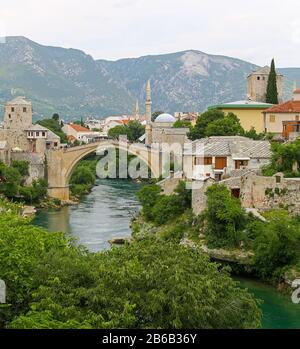 Stari Most oder Old Bridge, auch Mostar Bridge genannt, ist eine wiederaufgebaute osmanische Brücke aus dem 16. Jahrhundert in der Stadt Mostar in Bosnien und Herzegowina Stockfoto