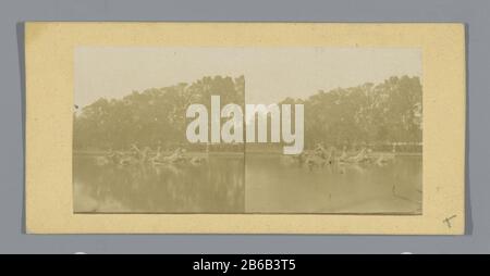 Apollo Pond in den Gärten von Versailles Apollo Pond in den Gärten von Versailles Objektart: Stereobild Artikelnummer: RP-F05851 Aufschriften / Marken: Aufschrift verso, handschriftlich: "Char cuibourbe'opschrift, verso, handschriftlich: 'Parc a Versailles le Basin d'Apollon 'Manufacture Vervaardiger: Fotograf: Anonyme Standortfertigung: Versailles Garten Datum: Ca. 1850 - ca. 1875 Material: Pappe Papiertechnik: Albumindruck Abmessungen: Sekundärträger: H 85 mm × W 170 mm Betreff: Gartenbrunnen (Geschichte) Apollo (Phoebus) Skulptur wo: Bassin d'Apollo Stockfoto