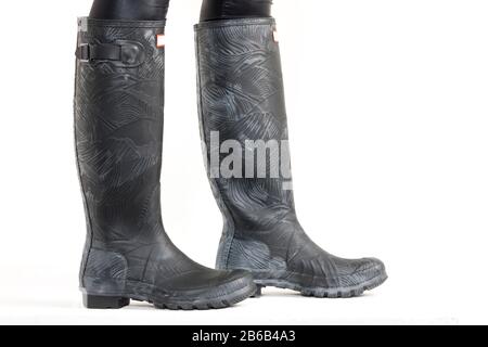 Damen moderne schwarz-grau gemusterte Stiefel Stockfoto