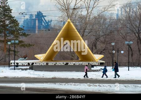 Wahrzeichen von Magnitogorsk, Russland. Das erste Zelt. Denkmal in einer Kleinstadt. Worte: Goldene Lichter brannten an den Türen auf den roten Steinen eines magnetischen m Stockfoto