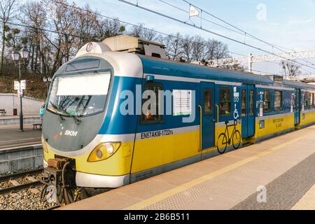 Regionaler neuer blaugelber Zug, der zum bahnhof danzig-glowny in Polen, Danziger 9. Februar 2020 anfährt. Regionalbahn SKM in polen. Ansicht von Stockfoto