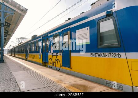 Regionaler neuer blaugelber Zug, der zum bahnhof danzig-glowny in Polen, Danziger 9. Februar 2020 anfährt. Regionalbahn SKM in polen. Ansicht von Stockfoto