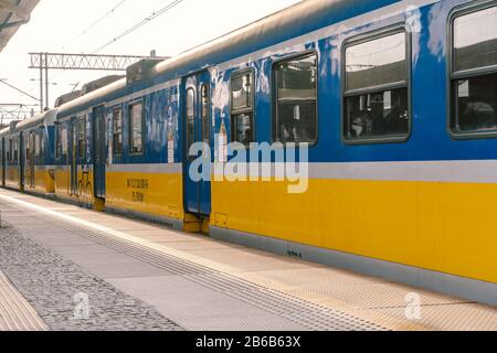 Regionaler neuer blaugelber Zug, der zum bahnhof danzig-glowny in Polen, Danziger 9. Februar 2020 anfährt. Regionalbahn SKM in polen. Ansicht von Stockfoto