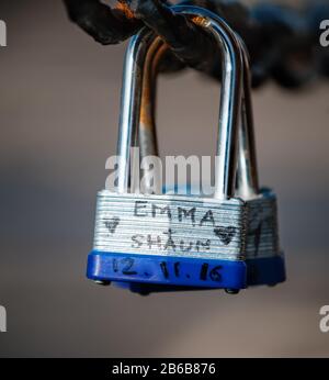 Nahaufnahme eines Vorhängeschlocks, das am Kettenglied der Brücke/Des Zauns hängt Stockfoto