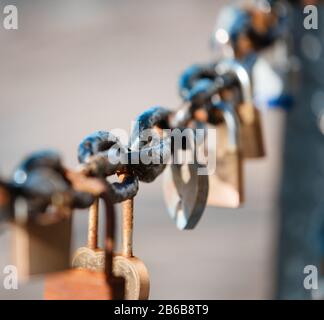 Nahaufnahme eines Vorhängeschlocks, das am Kettenglied der Brücke/Des Zauns hängt Stockfoto