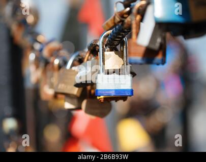 Nahaufnahme eines Vorhängeschlocks, das am Kettenglied der Brücke/Des Zauns hängt Stockfoto