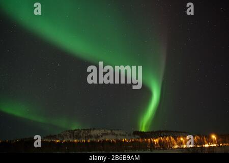 Wunderschöne grüne Nordlichter (Aurora Borealis) in Luosto, Lappland, Finnland mit klarem Himmel und Sternen. Stockfoto