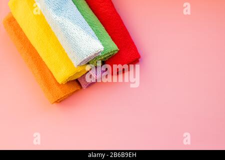 Mikrofasertuch für Hausarbeit oder Autoreinigung.Reinigungstücher Mikrofasertuch isoliert auf weißem Hintergrund, gefaltete Reinigungstücher Stockfoto