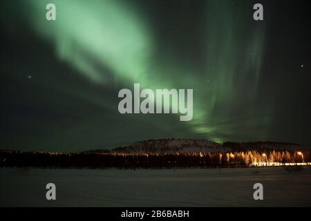 Wunderschöne grüne Nordlichter (Aurora Borealis) in Luosto, Lappland, Finnland mit klarem Himmel und Sternen. Stockfoto