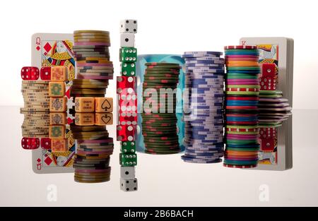 Stapel von Spielchips, Zählern, Spielkarten, Würfeln und Pokerwürfeln. Risiko und Belohnung. Stockfoto