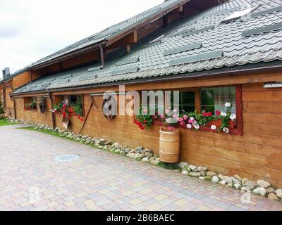 Altes Holzgebäude mit Blumen um die Fenster Stockfoto