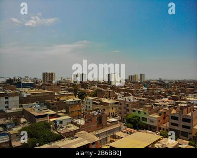 Lima, Peru Breña einer der Bezirke der peruanischen Hauptstadt, aufgenommen vom Himmel mit einer Drohne Stockfoto