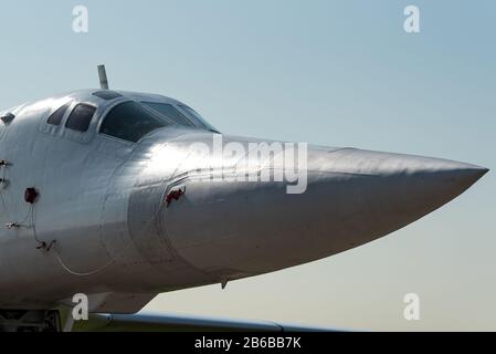 Ein vom Tupolev Design Bureau in der Sowjetunion in den 1970er Jahren entworfenes, variabler Tragflächenschweres strategisches Bomber Tupolev TU-160. Stockfoto