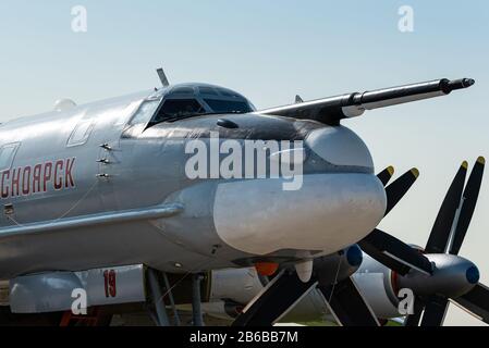 Ein Tupolev TU-95 'Bear' viermotoriger, turboprop-betriebener strategischer Bomber und eine Raketenplattform der russischen Luftwaffe. Stockfoto