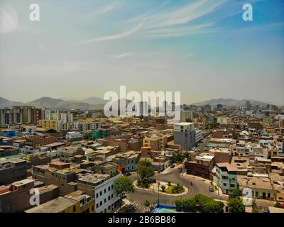 Lima, Peru Breña einer der Bezirke der peruanischen Hauptstadt, aufgenommen vom Himmel mit einer Drohne Stockfoto