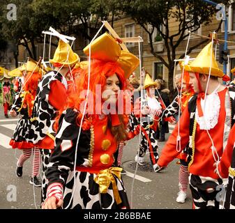 Rijeka, Kroatien, 23. Februar 2020. Marionette auf der Straße. Lustige Mädchen mit roter Perücke in Puppentracht auf einem Karnevalsumzug Stockfoto