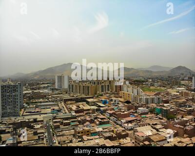 Lima, Peru Breña einer der Bezirke der peruanischen Hauptstadt, aufgenommen vom Himmel mit einer Drohne Stockfoto