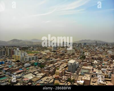 Lima, Peru Breña einer der Bezirke der peruanischen Hauptstadt, aufgenommen vom Himmel mit einer Drohne Stockfoto