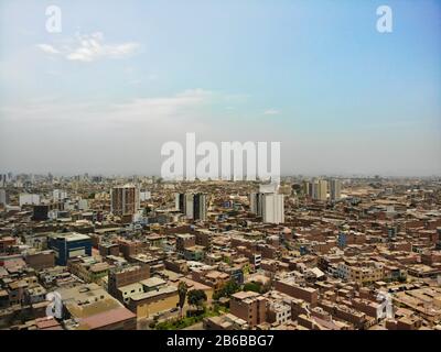 Lima, Peru Breña einer der Bezirke der peruanischen Hauptstadt, aufgenommen vom Himmel mit einer Drohne Stockfoto